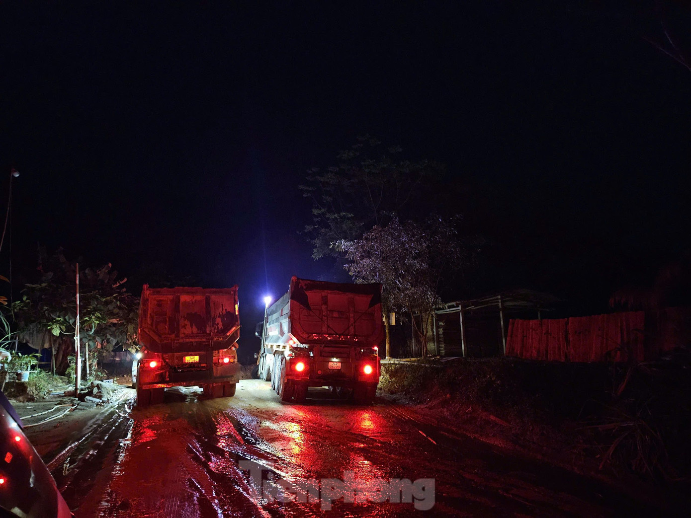Tình trạng tập kết, vận chuyển cát vẫn diễn ra rầm rộ bất chấp yêu cầu của chính quyền địa phương.