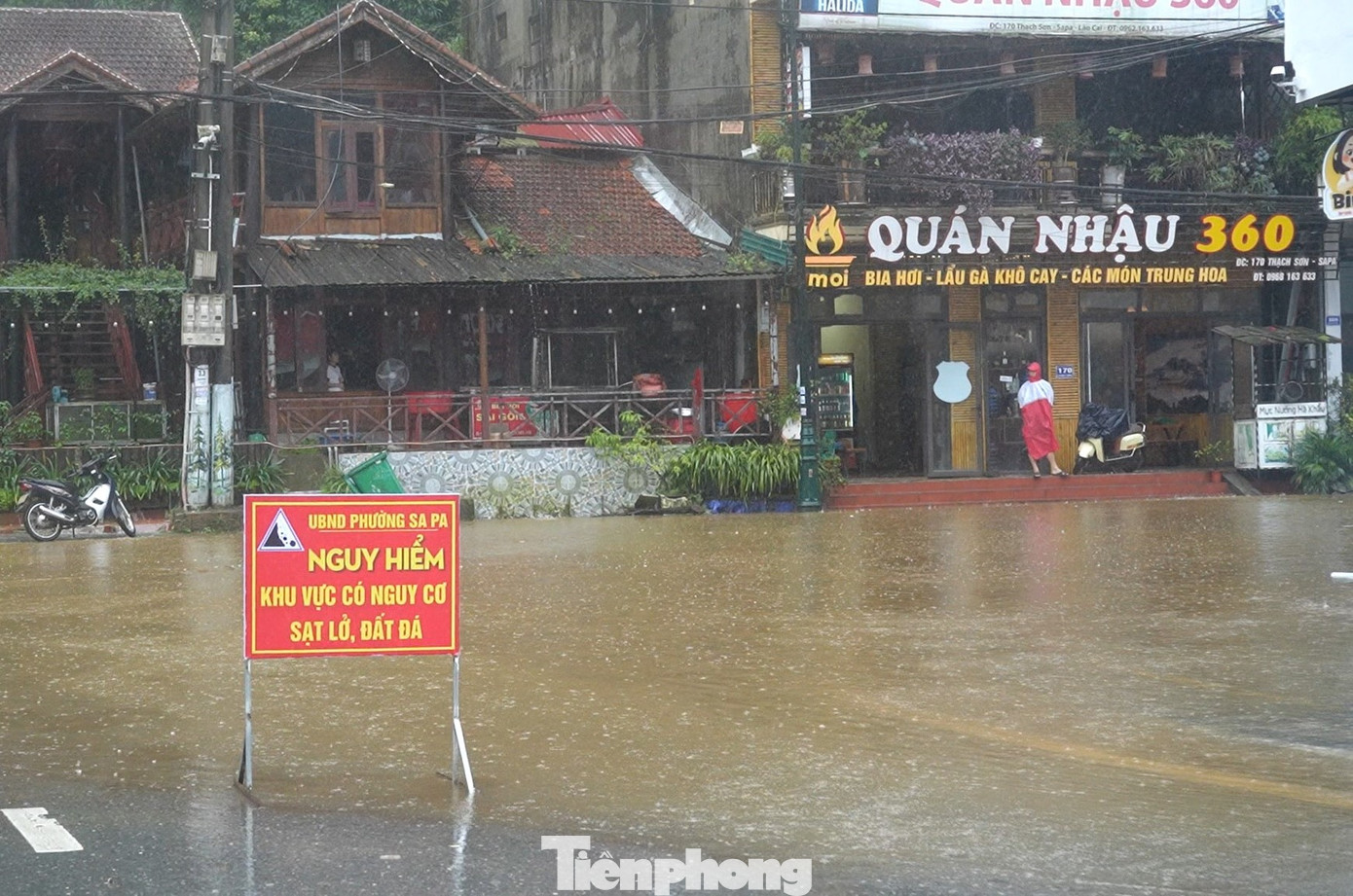 Từ chiều 7/9, do ảnh hưởng của hoàn lưu bão số 3 (bão Yagi), trên địa bàn thị xã Sa Pa có mưa rào đều khắp, có nơi mưa to đến rất to với lượng từ 100 - 160mm/đợt, gây ngập úng cục bộ nhiều tuyến đường nội thị trên địa bàn thị xã.