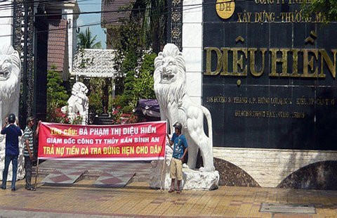  Đôi sư tử đá trước cổng nhà nữ đại gia thủy sản Phạm Thị Diệu Hiền 