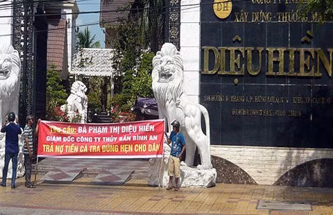  Đôi sư tử đá trước cổng nhà nữ đại gia thủy sản Phạm Thị Diệu Hiền 