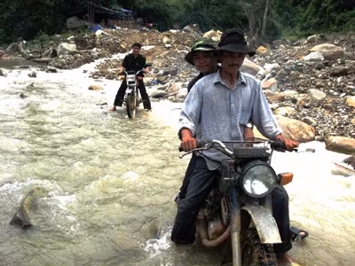 Đường vào các bãi vàng ở Phước Sơn gian nan . Ảnh: N.Thành Đường vào các bãi vàng ở Phước Sơn gian nan