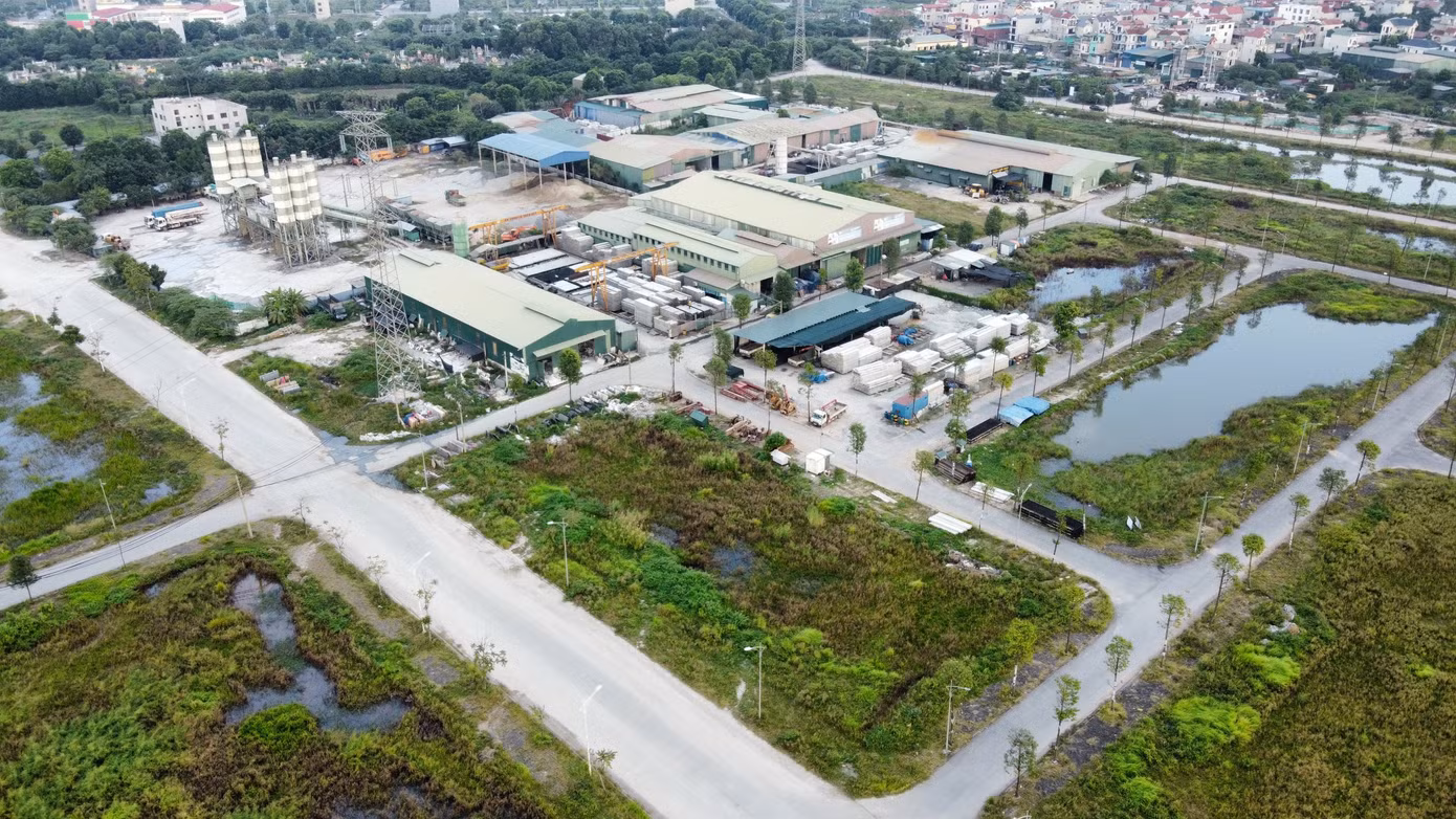 Có thể kể đến như khu trạm trộn bê tông, nhà xưởng mọc trái phép trên ô đất quy hoạch trường học trong dự án khu đô thị Thanh Hà A, B - Cienco 5.