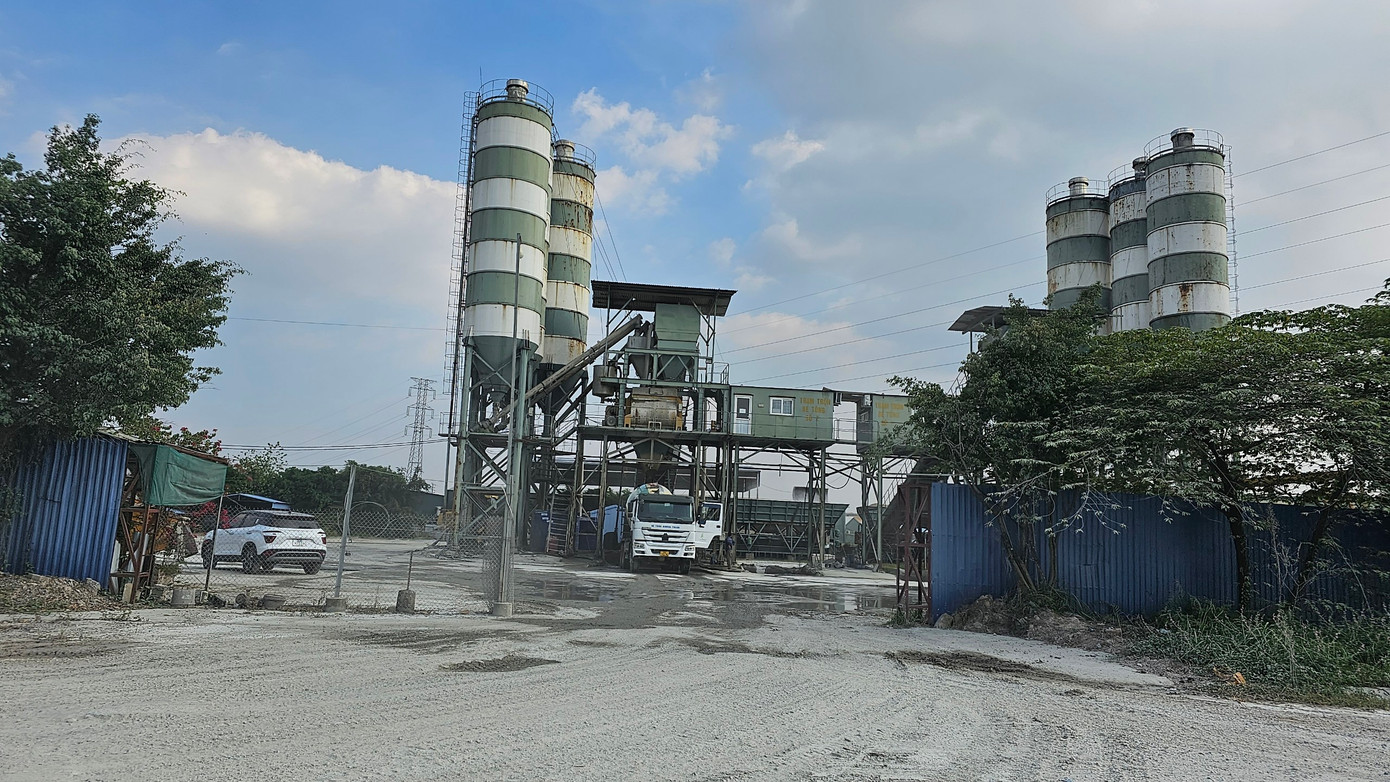 Trạm trộn bê tông hoạt động rầm rộ từ lâu nhưng cơ quan chức năng không có biện pháp xử lý.