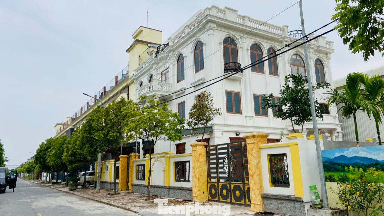 Trong ảnh: Công trình biệt thự với quy mô "khủng" tại lô B1 cụm công nghiệp làng nghề xã Dương Liễu.