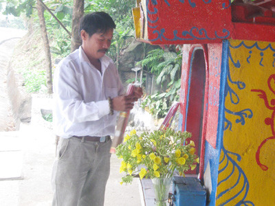 Thắp hương cho các am thờ trên đèo Hải Vân là một trong những công việc hằng ngày của ông Bừa Ảnh: Lê Ninh