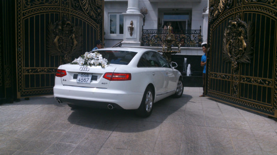 Khoảnh khắc cánh cửa ngôi biệt thự màu trắng rộng mở đón cô dâu Hà Tăng