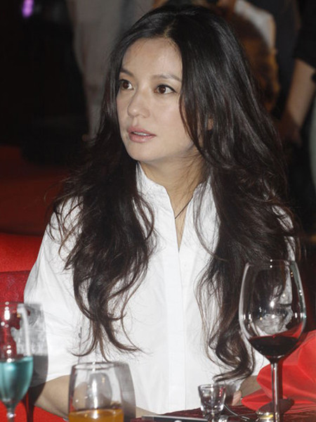 Phong cách này hoàn toàn khác biệt với cách ăn mặc thanh lịch thường thấy của cô