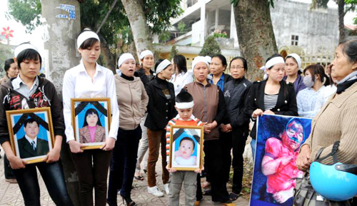 Từ sáng sớm rất đông các chiến sỹ công an, lực lượng bảo vệ có mặt để chuẩn bị an minh cho phiên tòa. Các phóng viên đã tới tòa từ rất sớm để chuẩn bị tác nghiệp, đưa tin. Luật sư Huỳnh - người bảo vệ lợi ích cho gia đình bị hại. Trong khi gia đình bị hại phẫn nộ, đau đớn... ... thì người nhà bị cáo Luyện lo lắng "ẩn" vào chỗ khuất. Ba bị cáo được áp tải tới tòa án và được hộ tống bởi khoảng gấn 300 chiến sĩ cảnh sát. Bị cáo Lê Văn Mến (bố của Lê Văn Luyện) bước vào tòa Khi thấy Lê Văn Luyện, người nhà cháu Bích đã xô tới kêu khóc, la ó đòi công bằng khiến lực lượng công an buộc phải áp tải cả ba bị cáo ra phòng Kiểm sát viên để bảo vệ. Lê Văn Luyện mặc quần bò áo sơ mi, khuôn mặt trắng trẻo gầy hơn lần xét xử sơ thẩm ngồi lặng thinh đợi phiên tòa bắt đầu. Lê Văn Luyện quay sang nhìn bố không nói được câu nào. Lê Văn Luyện lí nhí khai nhận toàn bộ quá trình gây án giết người, cướp vàng tại tiệm vàng Ngọc Bích Bị cáo Lê Văn Miên cho rằng vì quá thương con và hiểu biết pháp luật "nông cạn" nên mới bao che tội cho con mình. Tòan cảnh phiên tòa. Phiên tòa buổi sáng kết thúc, thấy gia đình bị hại quá bức xúc, rất nhiều cảnh sát vây quanh các bị cáo nhằm tránh xảy ra xô xát. Các bị cáo được áp tải lên xe trở về nơi giam giữ chuẩn bị cho phiên xử buổi chiều. Các bị cáo được tháo còng sau khi được dẫn giải tới phiên tòa Các bị cáo ngồi lặng lẽ trong vồng vây của lựng lượng bảo vệ trong khi gia đình người bị hại la ó. Lê Văn Luyện ngáp ngắn ngáp dài không cần lấy tay che... Và nắm chặt đôi tay đã cướp đi ba mạng người khi nghe gia đình bị hại và các luật sư tranh luận. Ông Trịnh Văn Tín - ông nội cháu Bích nêu những nghi vấn chưa sáng tỏ trong vụ án. Lê Văn Luyện lí nhí khi được nói lời cuối: "Bị cáo xin lỗi toàn xã hội và xin lỗi gia đình nạn nhân. Bị cáo mong được tòa giảm án cho mình và người thân” Các bị cáo cúi đầu nghe tòa tuyên án. Từ sáng sớm rất đông các chiến sỹ công an, lực lượng bảo vệ có mặt để chuẩn bị an minh cho phiên tòa. Các phóng viên đã tới tòa từ rất sớm để chuẩn bị tác nghiệp, đưa tin. Luật sư Huỳnh - người bảo vệ lợi ích cho gia đình bị hại. Trong khi gia đình bị hại phẫn nộ, đau đớn... ... thì người nhà bị cáo Luyện lo lắng "ẩn" vào chỗ khuất. Ba bị cáo được áp tải tới tòa án và được hộ tống bởi khoảng gấn 300 chiến sĩ cảnh sát. Bị cáo Lê Văn Mến (bố của Lê Văn Luyện) bước vào tòa Khi thấy Lê Văn Luyện, người nhà cháu Bích đã xô tới kêu khóc, la ó đòi công bằng khiến lực lượng công an buộc phải áp tải cả ba bị cáo ra phòng Kiểm sát viên để bảo vệ. Lê Văn Luyện mặc quần bò áo sơ mi, khuôn mặt trắng trẻo gầy hơn lần xét xử sơ thẩm ngồi lặng thinh đợi phiên tòa bắt đầu. Lê Văn Luyện quay sang nhìn bố không nói được câu nào. Lê Văn Luyện lí nhí khai nhận toàn bộ quá trình gây án giết người, cướp vàng tại tiệm vàng Ngọc Bích Bị cáo Lê Văn Miên cho rằng vì quá thương con và hiểu biết pháp luật "nông cạn" nên mới bao che tội cho con mình. Tòan cảnh phiên tòa. Phiên tòa buổi sáng kết thúc, thấy gia đình bị hại quá bức xúc, rất nhiều cảnh sát vây quanh các bị cáo nhằm tránh xảy ra xô xát. Các bị cáo được áp tải lên xe trở về nơi giam giữ chuẩn bị cho phiên xử buổi chiều. Các bị cáo được tháo còng sau khi được dẫn giải tới phiên tòa Các bị cáo ngồi lặng lẽ trong vồng vây của lựng lượng bảo vệ trong khi gia đình người bị hại la ó. Lê Văn Luyện ngáp ngắn ngáp dài không cần lấy tay che... Và nắm chặt đôi tay đã cướp đi ba mạng người khi nghe gia đình bị hại và các luật sư tranh luận. Ông Trịnh Văn Tín - ông nội cháu Bích nêu những nghi vấn chưa sáng tỏ trong vụ án. Lê Văn Luyện lí nhí khi được nói lời cuối: "Bị cáo xin lỗi toàn xã hội và xin lỗi gia đình nạn nhân. Bị cáo mong được tòa giảm án cho mình và người thân” Các bị cáo cúi đầu nghe tòa tuyên án.