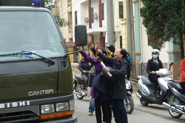 Nỗi đau của những người thân trong gia đình hai nữ bị cáo khi tiễn con ra xe tù. Ảnh : T.D