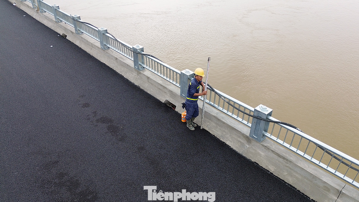 Các kỹ sư đang tiến hành đo đạc để lắp đặt hệ thóng chiếu sáng, giải phân cách cứng giữa làn xe ô tô và xe máy cũng như sơn kẻ vạch phân làn đường. Đây được coi là những công việc cuối cùng để đưa dự án đi vào khai thác sử dụng trong đầu tháng 9 tới.