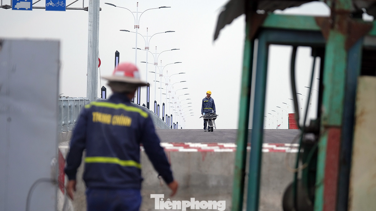 Nhà thầu đang tiếp tục gờ bêtông lan can, lắp đặt hệ thống chiếu sáng và cảnh quan, cây xanh, thảm bê tông, nhựa, sơn kẻ tổ chức giao thông để thông xe Cầu Vĩnh Tuy trước ngày 2/9.