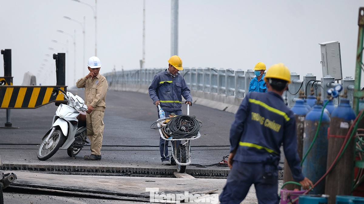 Nhà thầu đang tiếp tục gờ bêtông lan can, lắp đặt hệ thống chiếu sáng và cảnh quan, cây xanh, thảm bê tông, nhựa, sơn kẻ tổ chức giao thông để thông xe Cầu Vĩnh Tuy trước ngày 2/9.
