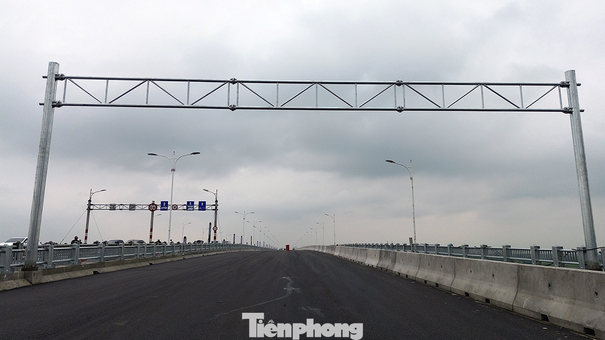 Cột treo biển báo phân làn giao thông đang được khẩn trương lắp đặt.