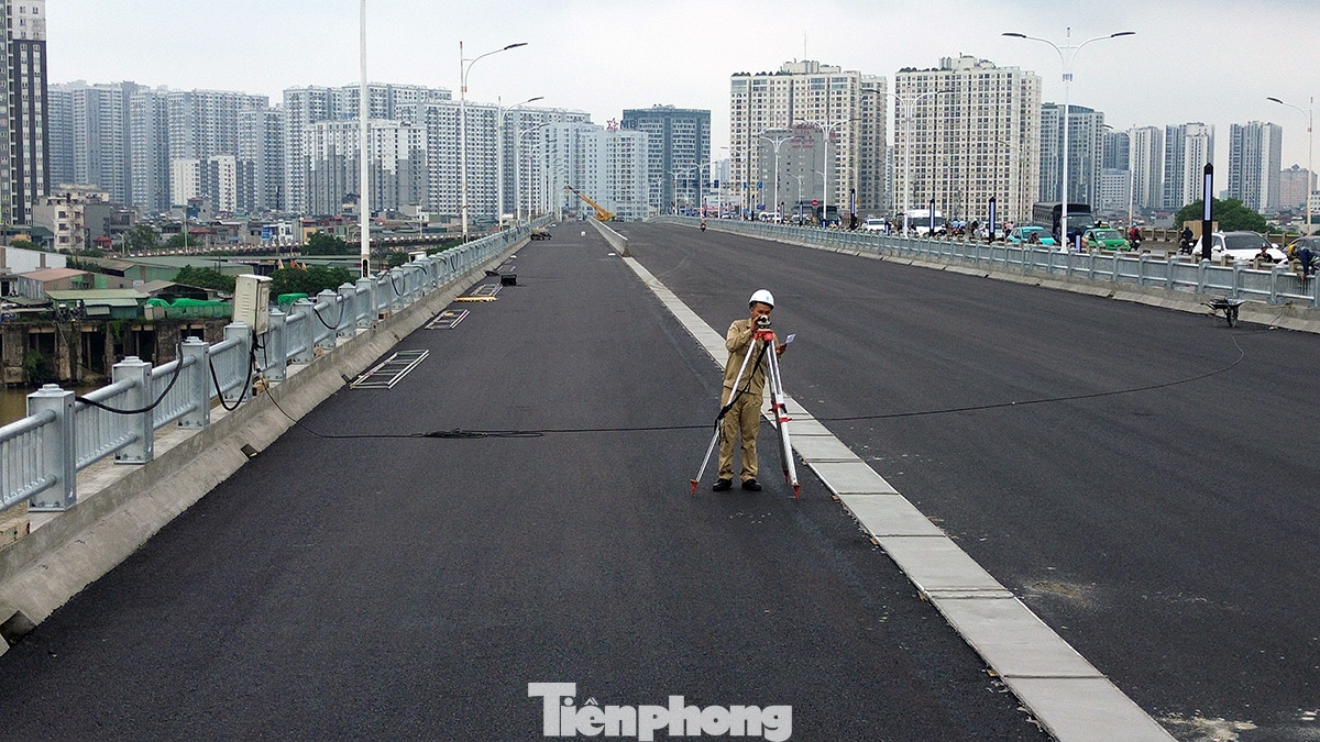 Các kỹ sư đang tiến hành đo đạc để lắp đặt hệ thóng chiếu sáng, giải phân cách cứng giữa làn xe ô tô và xe máy cũng như sơn kẻ vạch phân làn đường. Đây được coi là những công việc cuối cùng để đưa dự án đi vào khai thác sử dụng trong đầu tháng 9 tới.