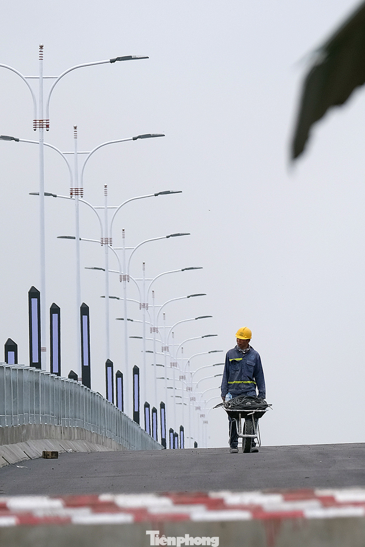 Trong đó, đặc biệt dự án cầu Vĩnh Tuy (giai đoạn 2) là công trình rất quan trọng, giúp giảm tải nhu cầu đi lại rất lớn của người dân, kết nối giữa các tỉnh, quận, huyện phía Đông của Hà Nội với trung tâm nội thành sẽ thông xe trước 2/9.