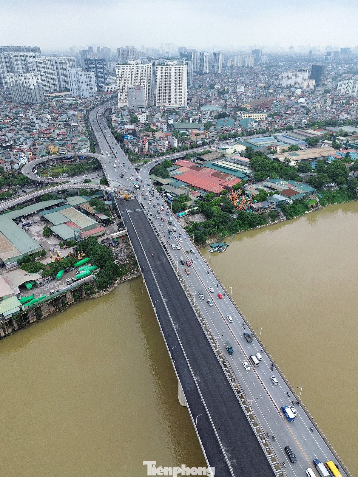 Dự án Cầu Vĩnh Tuy 2 khởi công tháng 1/2021 với tổng mức đầu tư hơn 2.500 tỷ đồng. Dự án đã hoàn thành hợp long cuối cùng vào tháng 5.