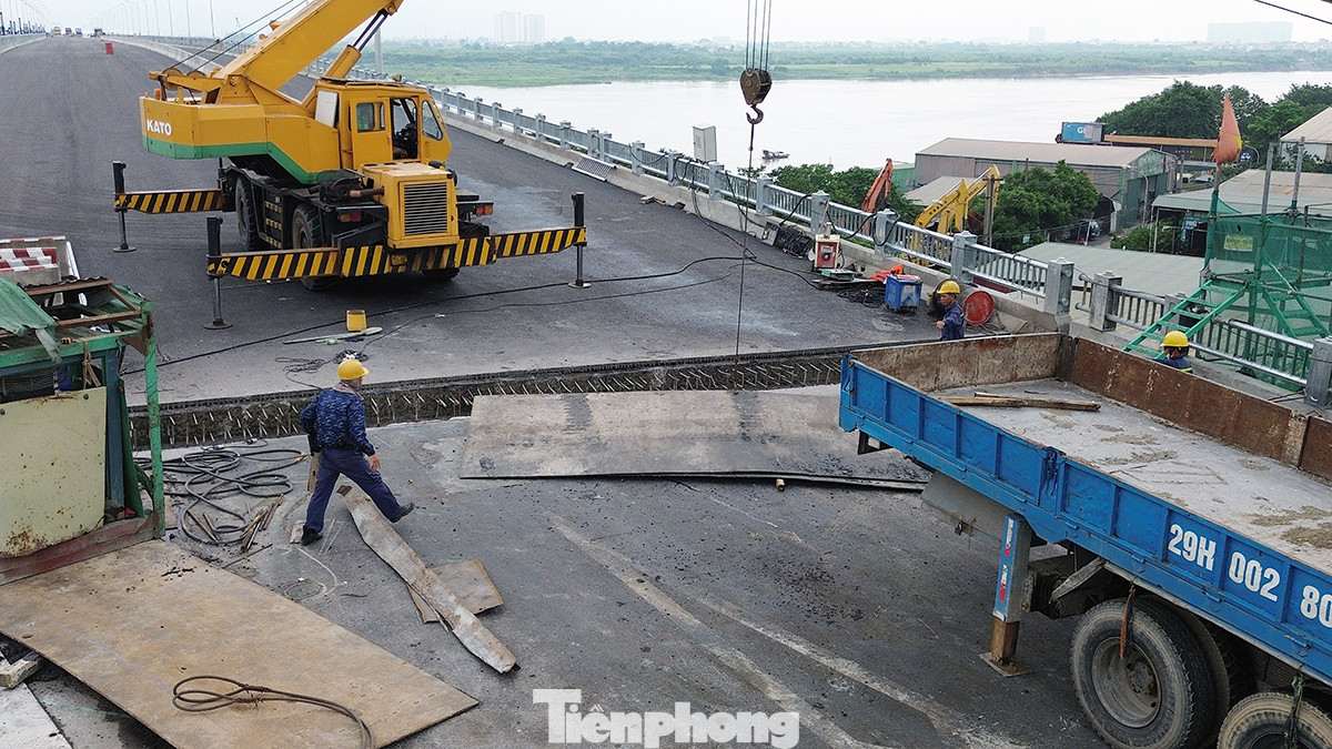 Nhà thầu đang tiếp tục gờ bêtông lan can, lắp đặt hệ thống chiếu sáng và cảnh quan, cây xanh, thảm bê tông, nhựa, sơn kẻ tổ chức giao thông để thông xe Cầu Vĩnh Tuy trước ngày 2/9.