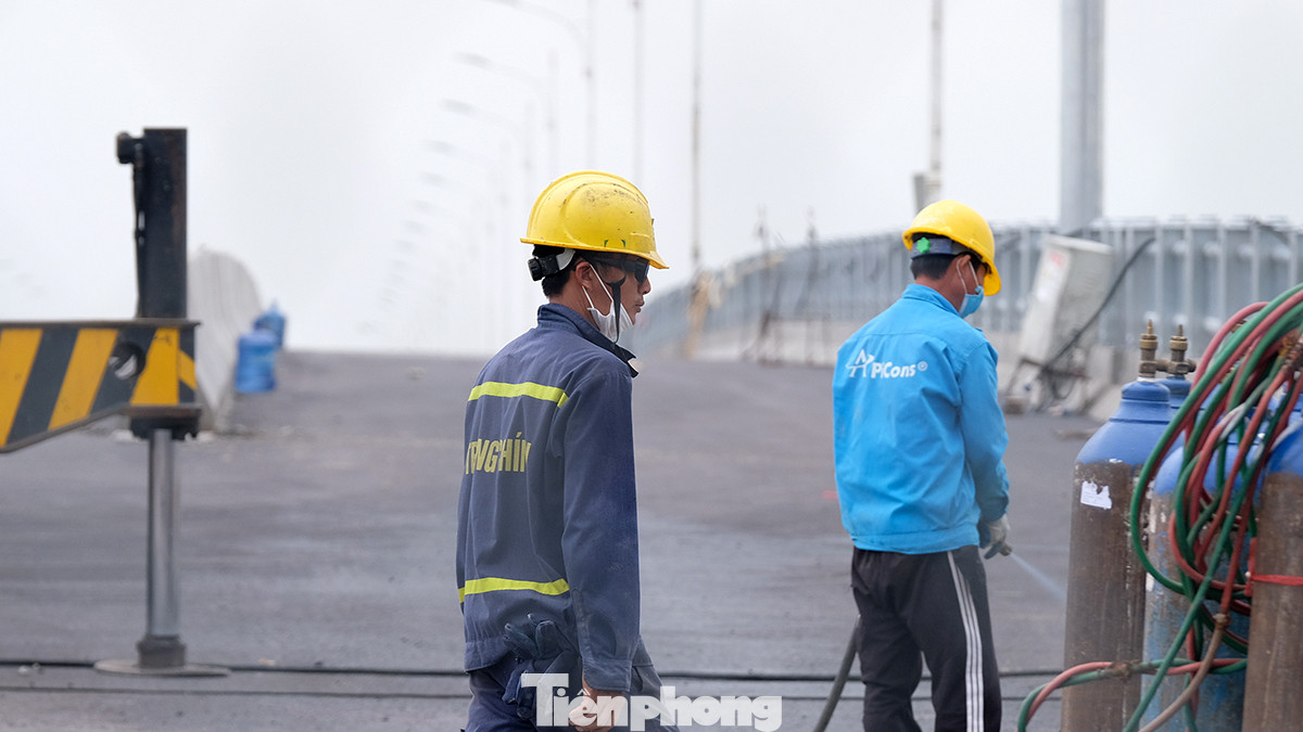 Nhà thầu đang tiếp tục gờ bêtông lan can, lắp đặt hệ thống chiếu sáng và cảnh quan, cây xanh, thảm bê tông, nhựa, sơn kẻ tổ chức giao thông để thông xe Cầu Vĩnh Tuy trước ngày 2/9.