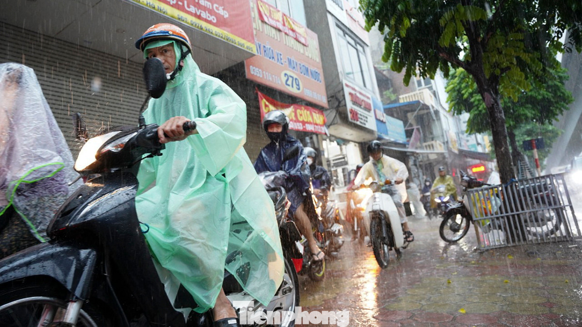 Đường tắc cứng, xe máy phi lên vỉa hè &quot;tìm lối thoát&quot; đi bất chấp vi phạm luật giao thông đường bộ.