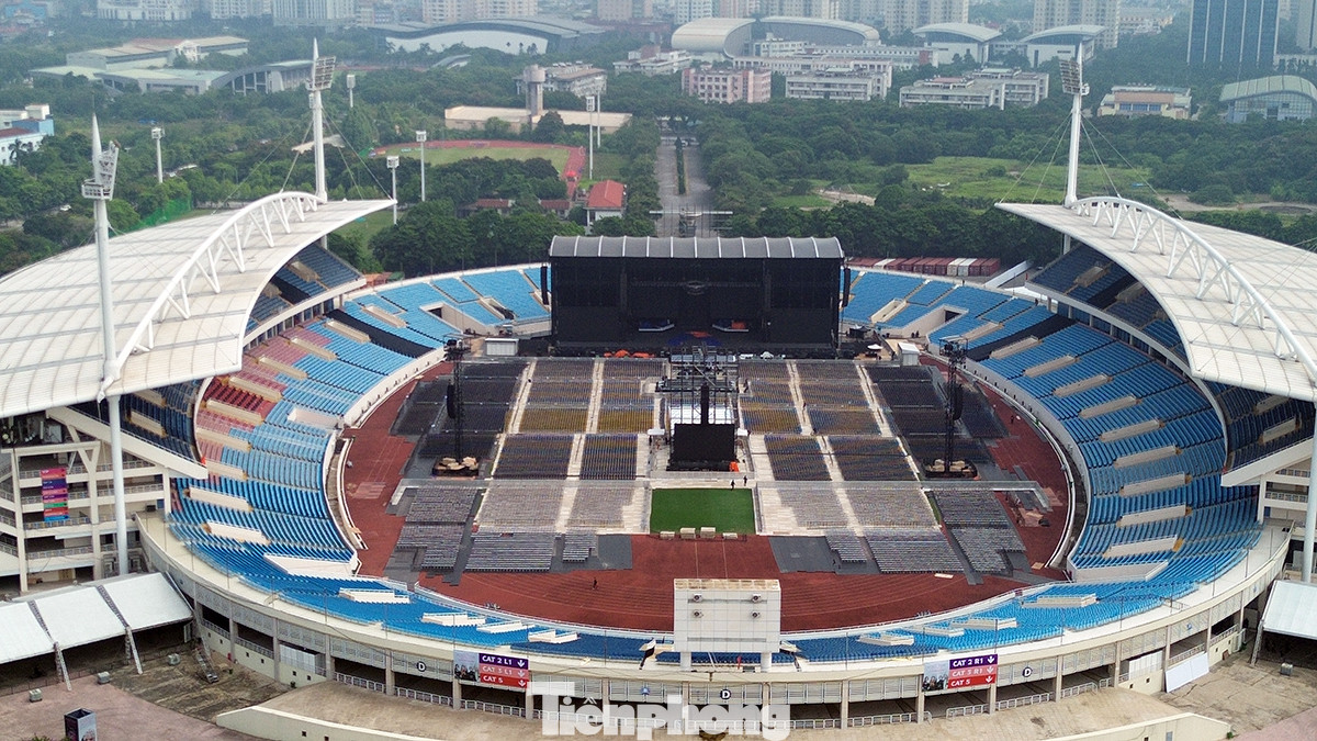 Rất nhiều khán giả và người hâm mộ cũng đang tò mò vậy liệu phía trong SVĐ quốc gia Mỹ Đình hiện mọi công tác chuẩn bị cho đêm nhạc có một không hai này đang như thế nào?