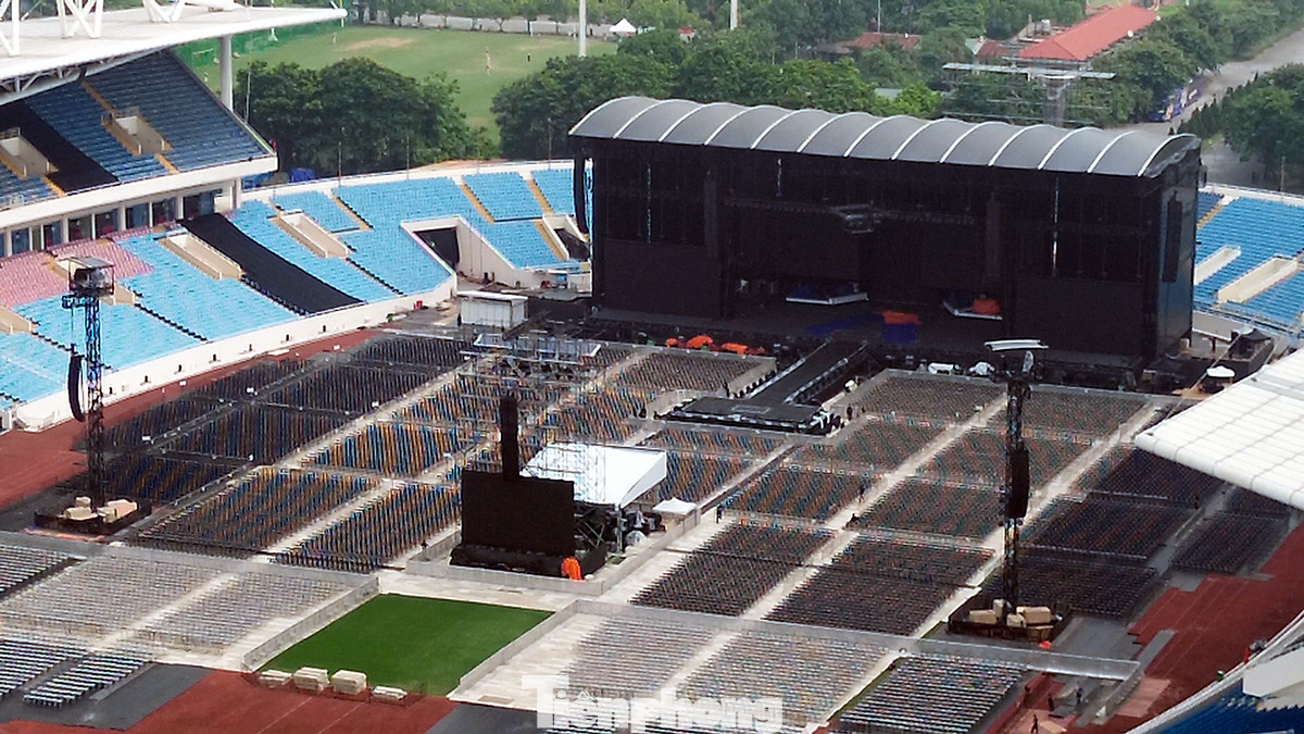 Báo Tiền Phong xin giới thiệu đến độc giả và người hâm mộ ban nhạc BlackPink những hình ảnh về công tác chuẩn bị và quy mô sân khấu cực hoành tráng này.