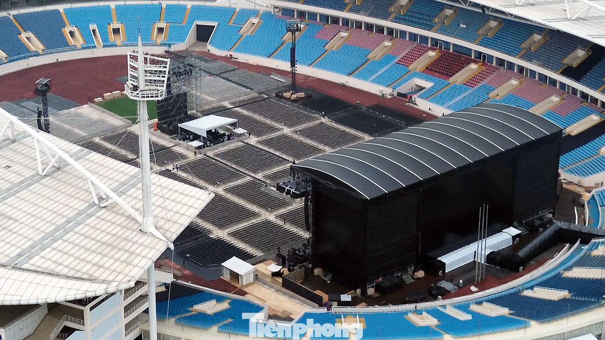 Báo Tiền Phong xin giới thiệu đến độc giả và người hâm mộ ban nhạc BlackPink những hình ảnh về công tác chuẩn bị và quy mô sân khấu cực hoành tráng này.