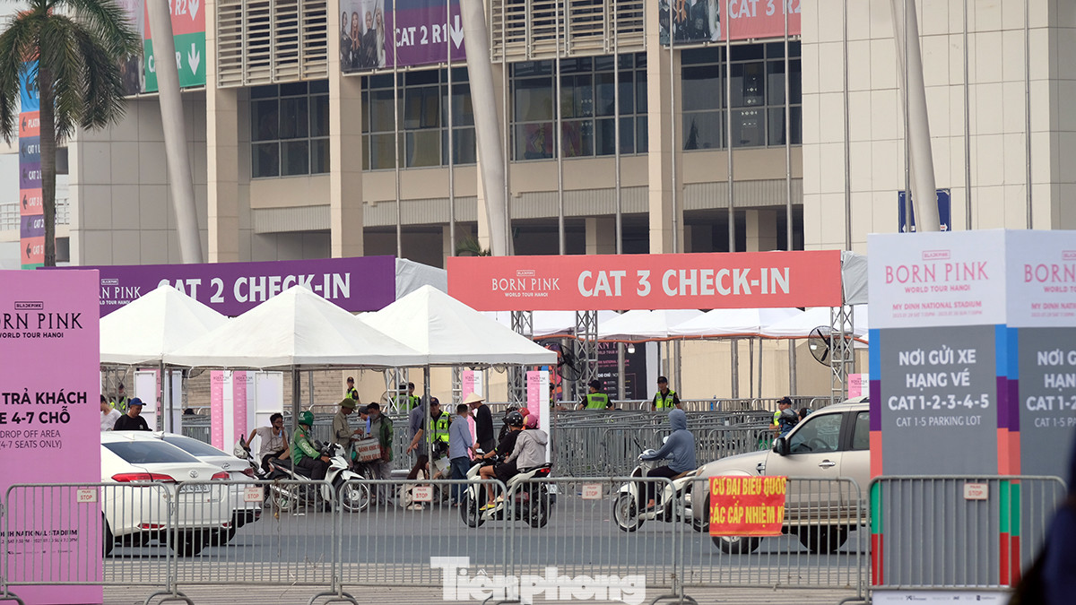 Phía ngoài sân được ban tổ chức chuẩn bị phân luồng khán giả vào ra ở cả phía trước và sau sân vận động.