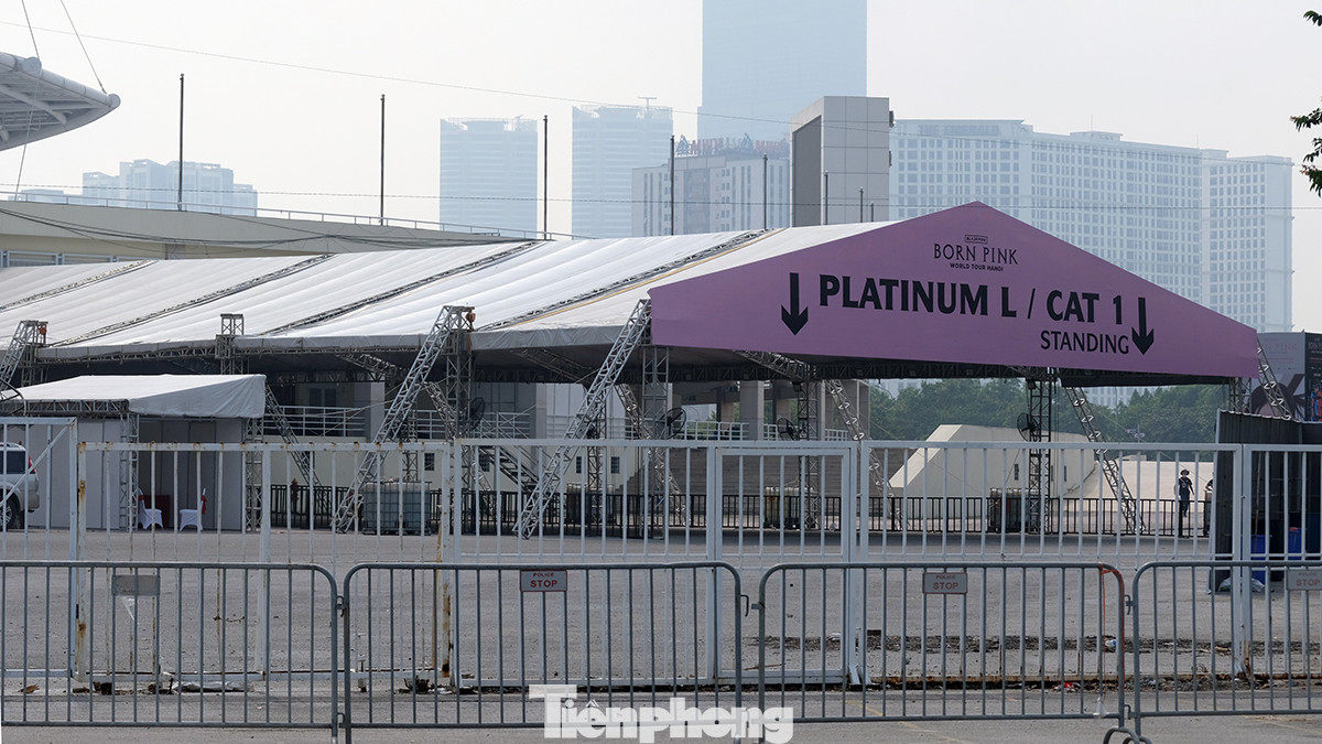 Phía ngoài sân được ban tổ chức chuẩn bị phân luồng khán giả vào ra ở cả phía trước và sau sân vận động.