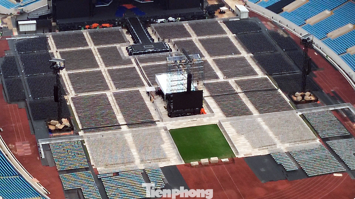 Công tác lắp đặt, chuẩn bị cho đêm diễn hầu như đã hoàn tất với số lượng ghế ngồi cho những khán giả VIP đã kín mặt sân.