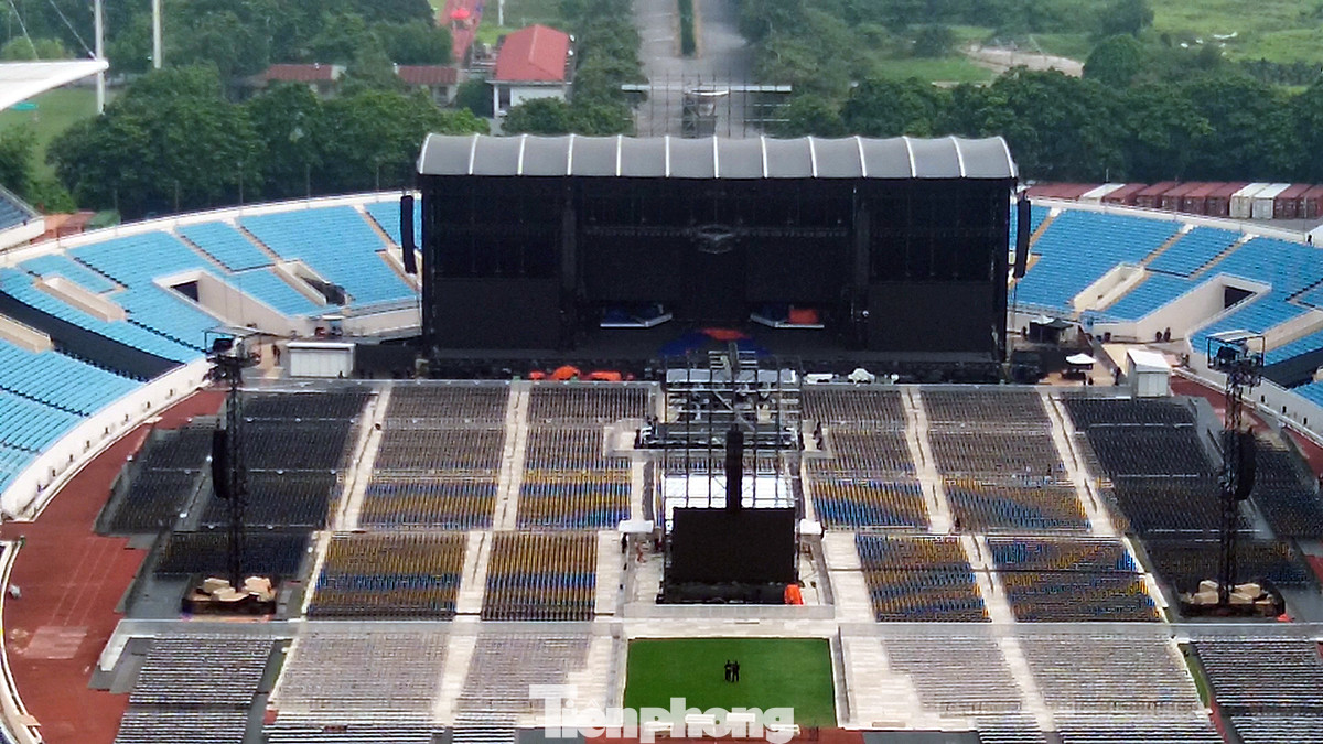 Báo Tiền Phong xin giới thiệu đến độc giả và người hâm mộ ban nhạc BlackPink những hình ảnh về công tác chuẩn bị và quy mô sân khấu cực hoành tráng này.