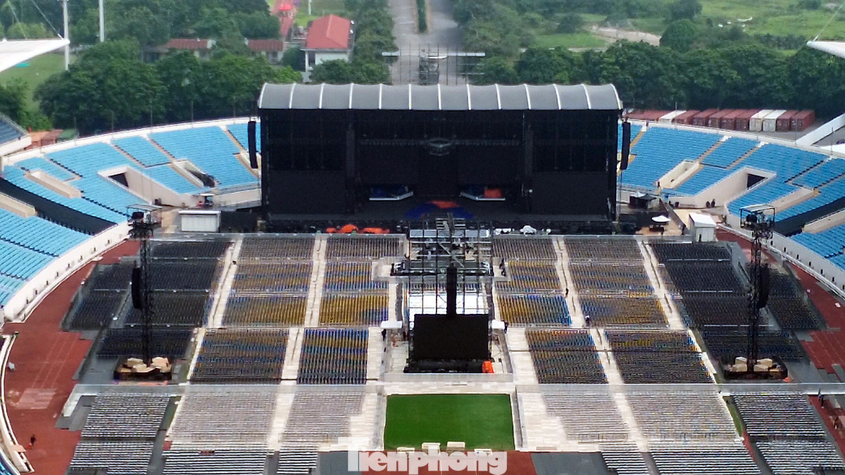 Báo Tiền Phong xin giới thiệu đến độc giả và người hâm mộ ban nhạc BlackPink những hình ảnh về công tác chuẩn bị và quy mô sân khấu cực hoành tráng này.