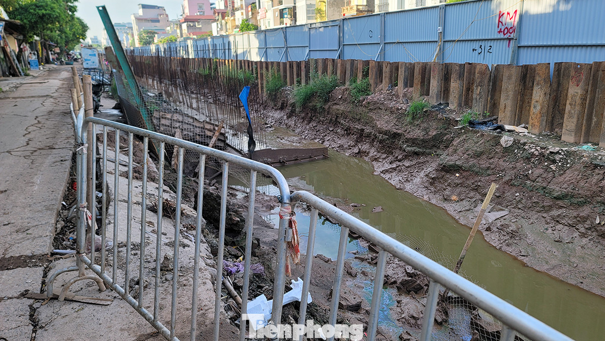 Công trình kéo dài, gây cản trở giao thông và ảnh hưởng đến cuộc sống của người dân trong khu vực. Công trình kéo dài, gây cản trở giao thông và ảnh hưởng đến cuộc sống của người dân trong khu vực.