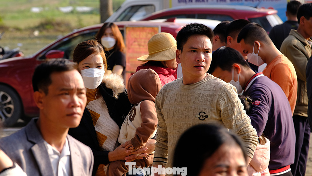 Vẻ mệt mỏi lộ trên khuôn mặt những du khách vì số lượng người đổ về đây rất đông trong ngày cuối kỳ nghỉ Tết Nguyên đán Quý Mão 2023.