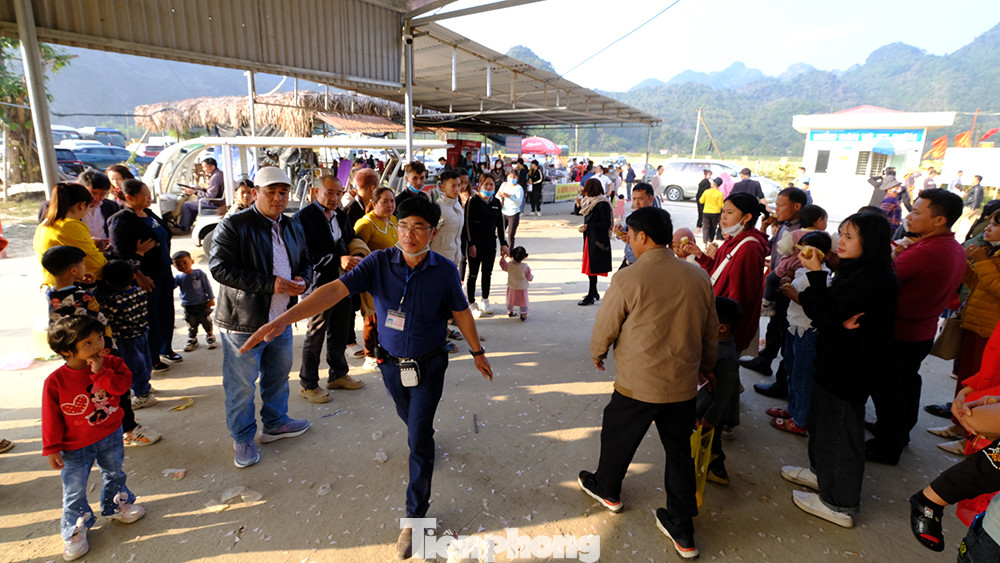 Ngay tại địa điểm của bãi gửi xe và nơi mua vé xe điện, hàng trăm người đứng xếp hàng chờ đến lượt. Nhiều người cầm vé trên tay phải đợi hàng chục phút mới lên được xe điện để di chuyển từ ngoài bãi gửi xe vào phía trong.