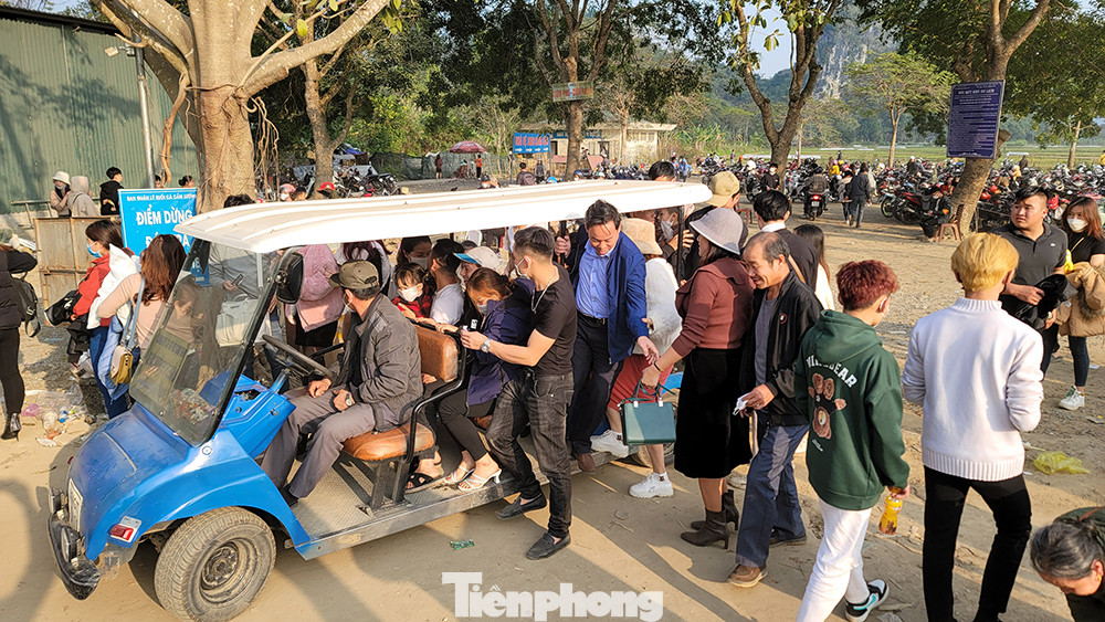 Vào thời điểm cuối ngày, ở chiều ngược lại, người dân chen lấn nhau tranh chỗ ngồi xe điện để kịp ra ngoài lên xe trở về sau hành trình tham quan, vãn cảnh.