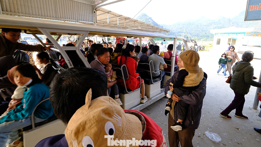 Năm nay thời tiết những ngày nghỉ Tết rất đẹp nên thuận tiện cho người dân đi chơi vãn cảnh.