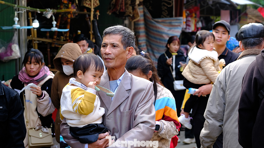 Những ngày nghỉ Tết Nguyên đán này, mỗi ngày nơi đây tiếp đón hàng nghìn lượt du khách về tham quan suối cá thần.