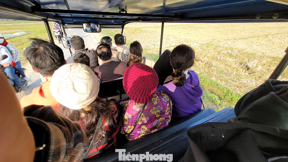 Giá vé xe điện cho cả khứ hồi là 10.000 đồng mỗi hành khách, chuyến xe nào cũng chật kín người.