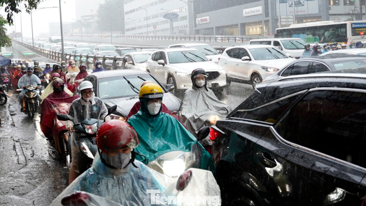 Gần 9 giờ sáng, nhiều khu vực của trung tâm Hà Nội mưa vẫn trắng trời.