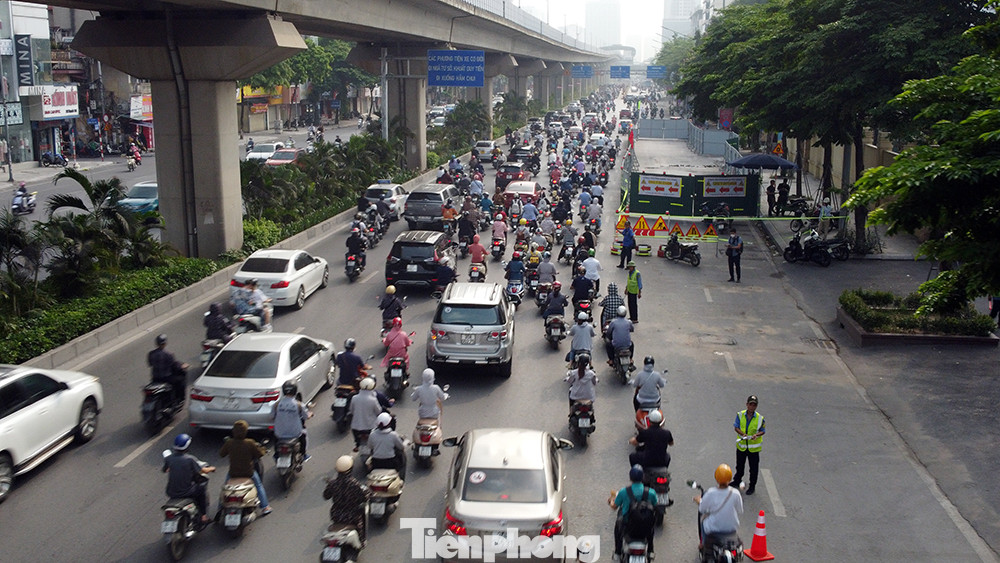 Đơn vị thi công cử khoảng gần chục người tham gia hướng dẫn và phân luồng giao thông tại nơi rào chắn.