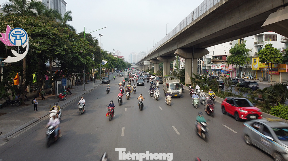 Khoảng 8 giờ sáng, dù xuất hiện công trình xây dựng tại đây nhưng giao thông thông thoáng.