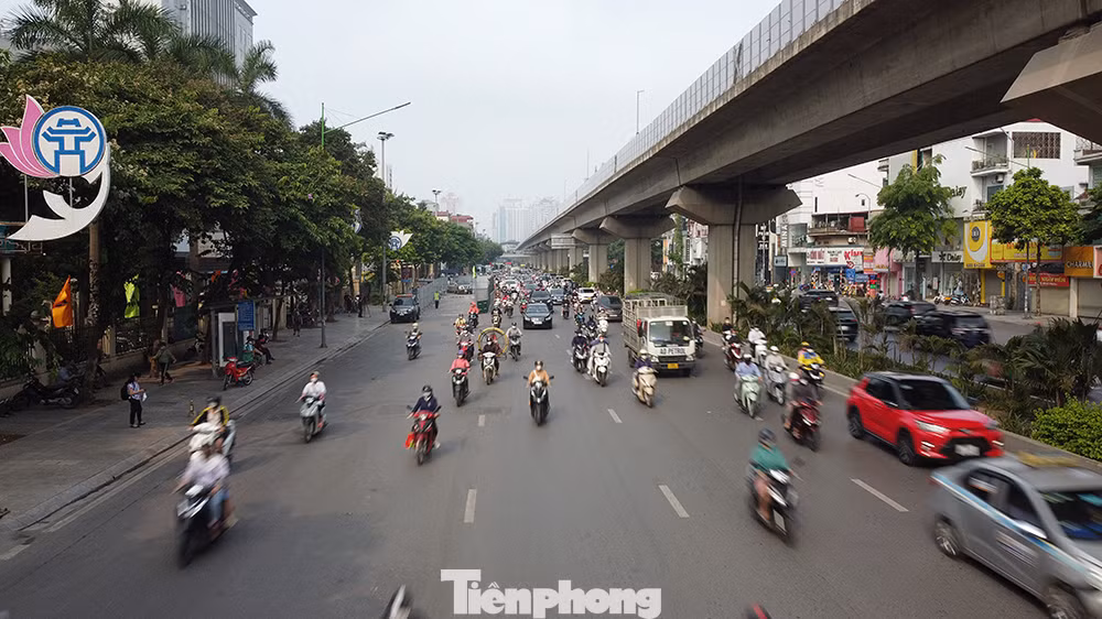 Khoảng 8 giờ sáng, dù xuất hiện công trình xây dựng tại đây nhưng giao thông thông thoáng.