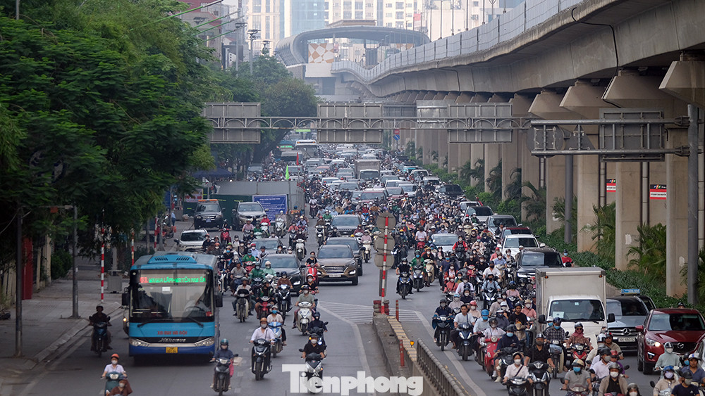 Nhiều người có hành trình đi lại trên trục đường này lo ngại sẽ xuất hiện cảnh tượng ùn ứ vào sáng đầu tuần, tuy nhiên các phương tiện qua đây vẫn di chuyển được bình thường tuy công trình có gây cản trở phần nào.