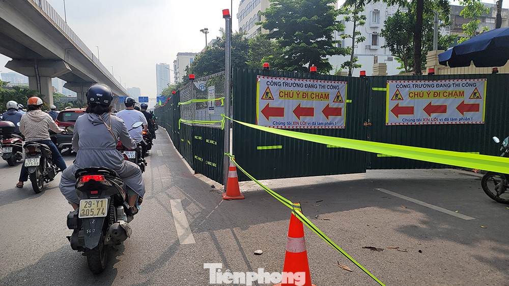 Nhà thầu lắp đặt các biển báo đến người tham gia giao thông lưu ý khi di chuyển qua đây.