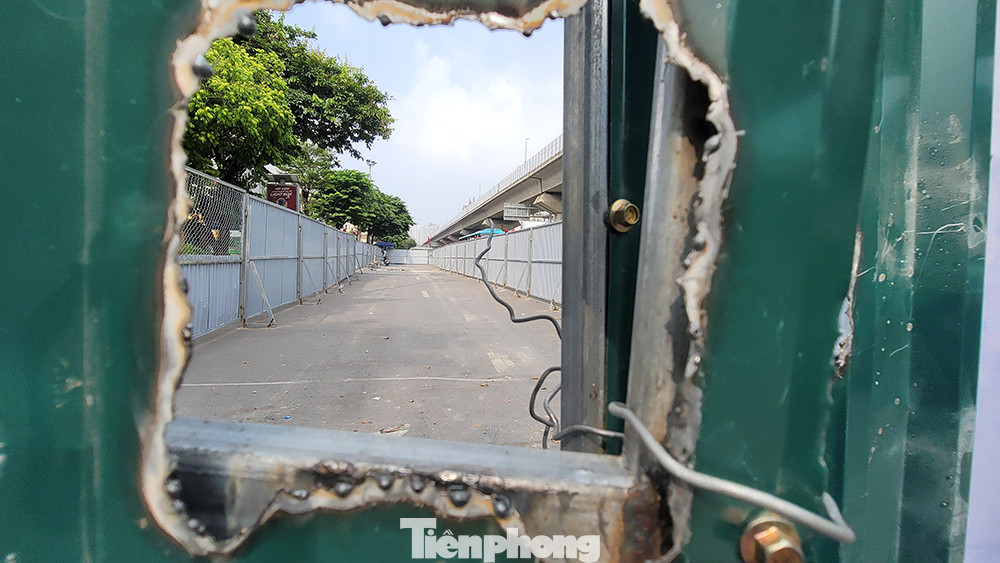 Bên trong rào chắn chưa được tập kết trang thiết bị thi công.