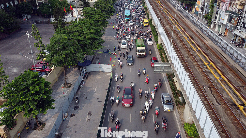 Rào chắn án ngữ một phần lớn của lòng đường Nguyễn Trãi để phục vụ thi công hạng mục 8 giếng thu nước của nhà máy xử lý nước thải Yên Xá.