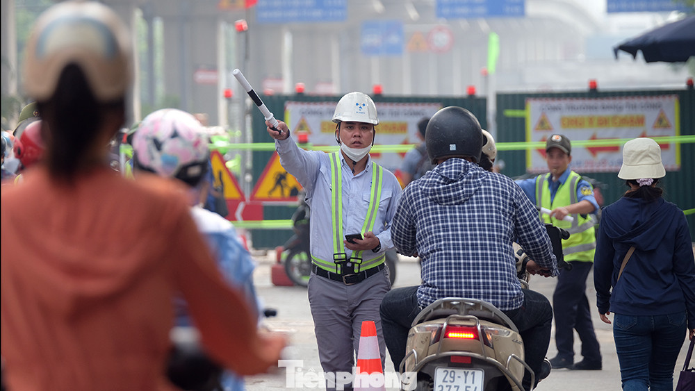 Phạm vi hàng rào trải dài trên mặt đường 50 mét, chiều rộng chiếm dụng trên 2 làn xe.