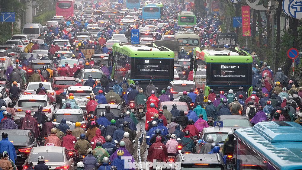 Xe buýt bị "vây" giữa "biển" người và xe.