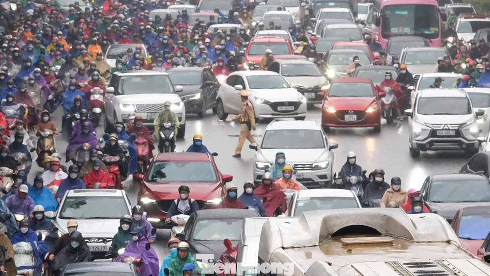 Cảnh sát giao thông vất vả phân luồng đoạn đầu đường Kim Giang giao tiếp với trục đường Nguyễn Trãi.