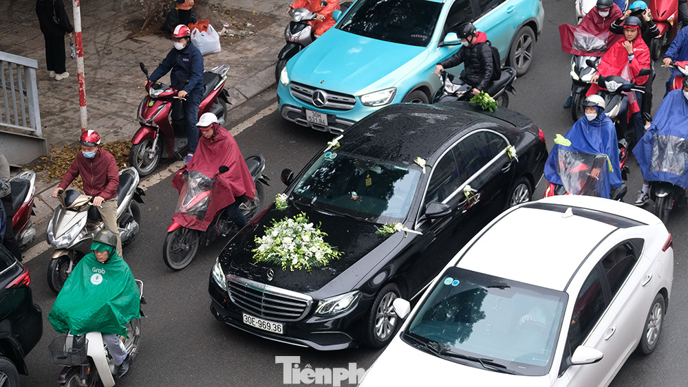 Khoảng 8 giờ sáng, một chiếc xe đón dâu cũng chung cùng cảnh ngộ "đứng im tại chỗ".